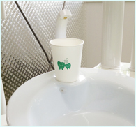 使い捨ての紙コップ